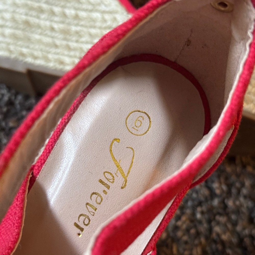 NEW ♥️ Gorgeous front zip Wedge style Heel with Gold trim - Picture 5 of 5